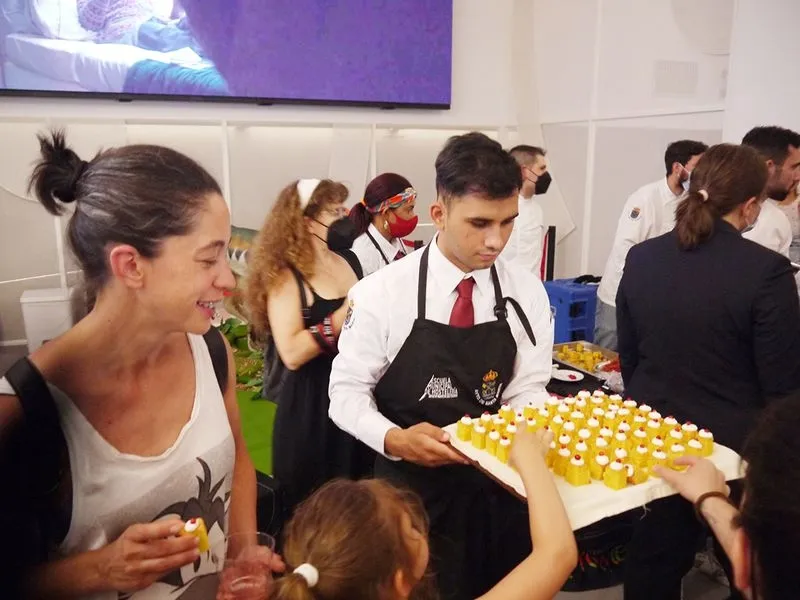 La Escuela Municipal de Hostelería de Santa Marta ofreció un vino en el Centro Comercial El Tormes, donde se sirvieron cuatro tapas elaboradas en el momento
