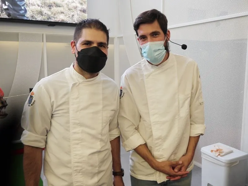 La Escuela Municipal de Hostelería de Santa Marta ofreció un vino en el Centro Comercial El Tormes, donde se sirvieron cuatro tapas elaboradas en el momento