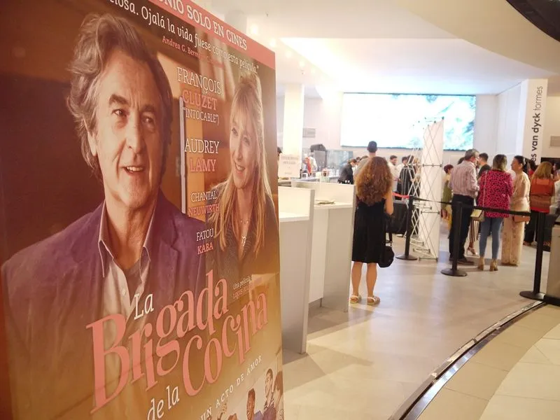 La Escuela Municipal de Hostelería de Santa Marta ofreció un vino en el Centro Comercial El Tormes, donde se sirvieron cuatro tapas elaboradas en el momento