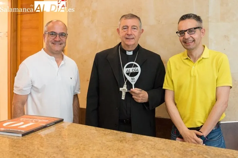 Visita del nuevo obispo de Salamanca, José Luis Retana, a la Redacción de SALAMANCA AL DÍA. Foto de David Sañudo