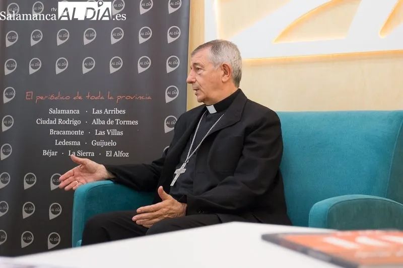 Entrevista al obispo de Salamanca, José Luis Retana, en la Redacción de SALAMANCA AL DÍA. Foto de David Sañudo