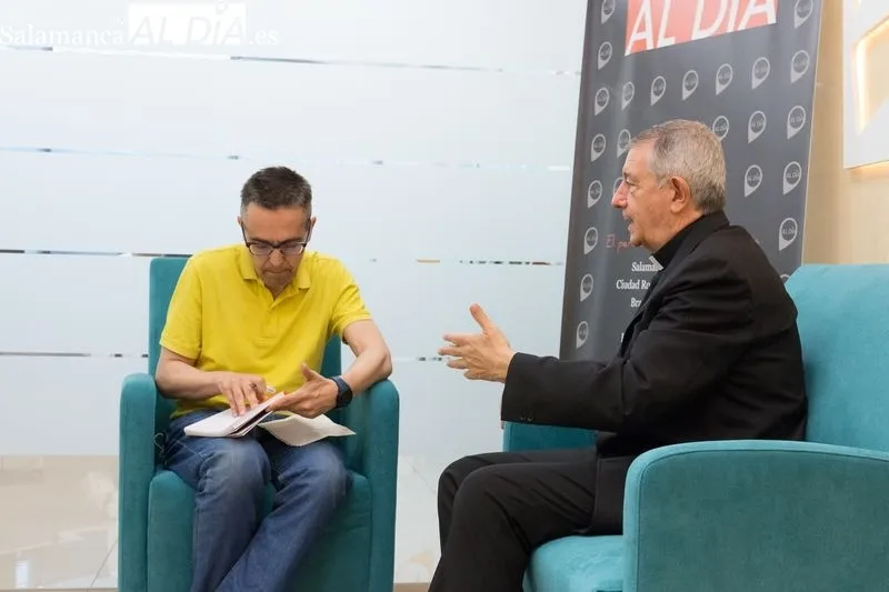 Entrevista al obispo de Salamanca, José Luis Retana, en la Redacción de SALAMANCA AL DÍA. Foto de David Sañudo