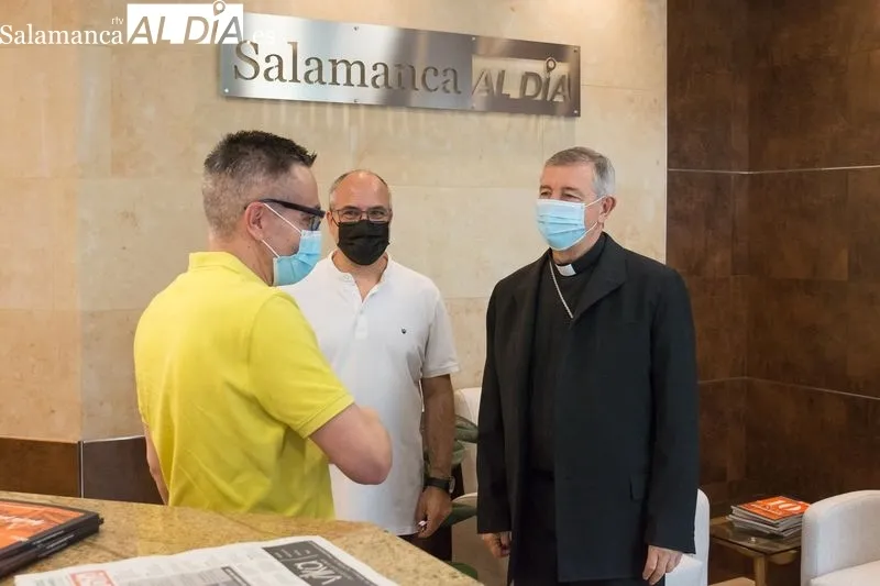 Visita del nuevo obispo de Salamanca, José Luis Retana, a la Redacción de SALAMANCA AL DÍA. Foto de David Sañudo