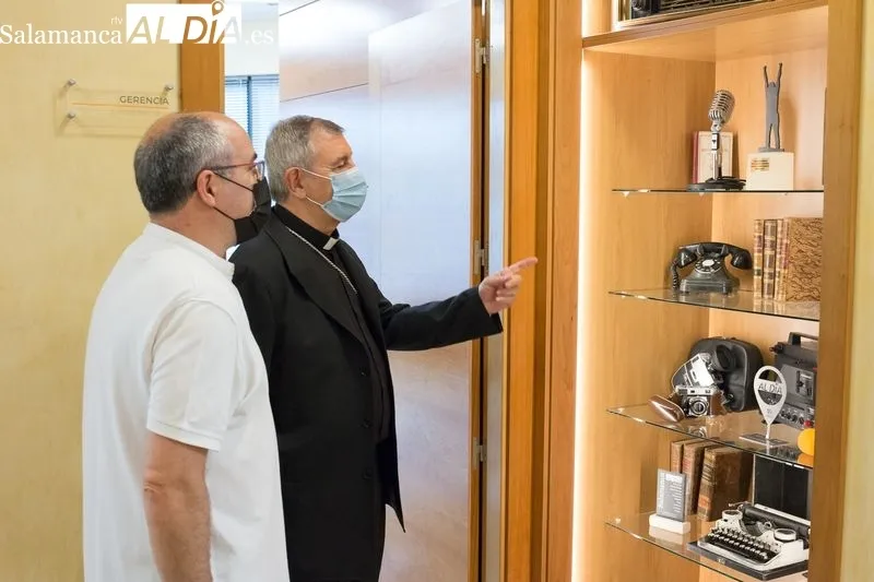 Visita del nuevo obispo de Salamanca, José Luis Retana, a la Redacción de SALAMANCA AL DÍA. Foto de David Sañudo