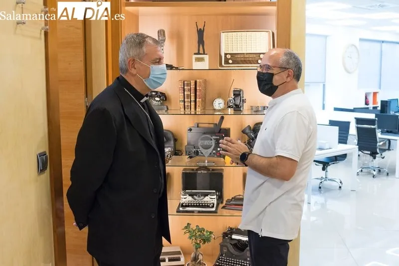 Visita del nuevo obispo de Salamanca, José Luis Retana, a la Redacción de SALAMANCA AL DÍA. Foto de David Sañudo