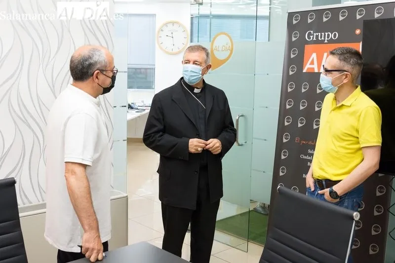 Visita del nuevo obispo de Salamanca, José Luis Retana, a la Redacción de SALAMANCA AL DÍA. Foto de David Sañudo