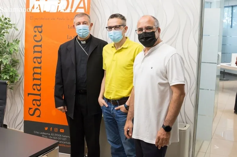Visita del nuevo obispo de Salamanca, José Luis Retana, a la Redacción de SALAMANCA AL DÍA. Foto de David Sañudo