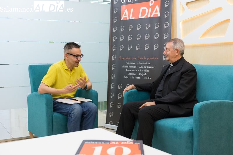Entrevista al obispo de Salamanca, José Luis Retana, en la Redacción de SALAMANCA AL DÍA. Foto de David Sañudo