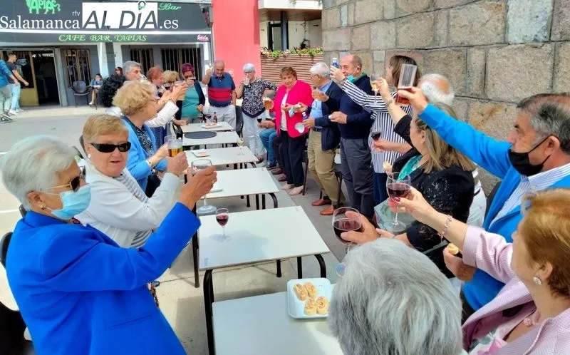 Vino español y brindis en la celebración de las Bodas de Oro de tres matrimonios en Boada  / JESÚS CRUZ
