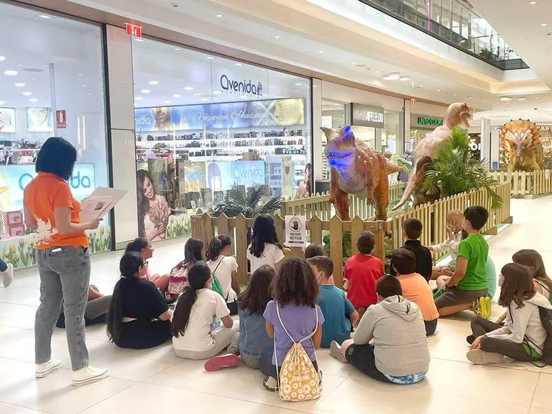 Visita de escolares a la exposición Dinosauria 