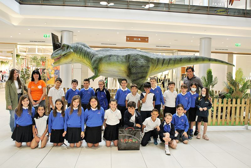 Visita de escolares a la exposición Dinosauria 