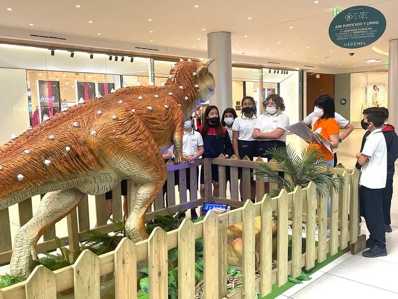Visita de escolares a la exposición Dinosauria 