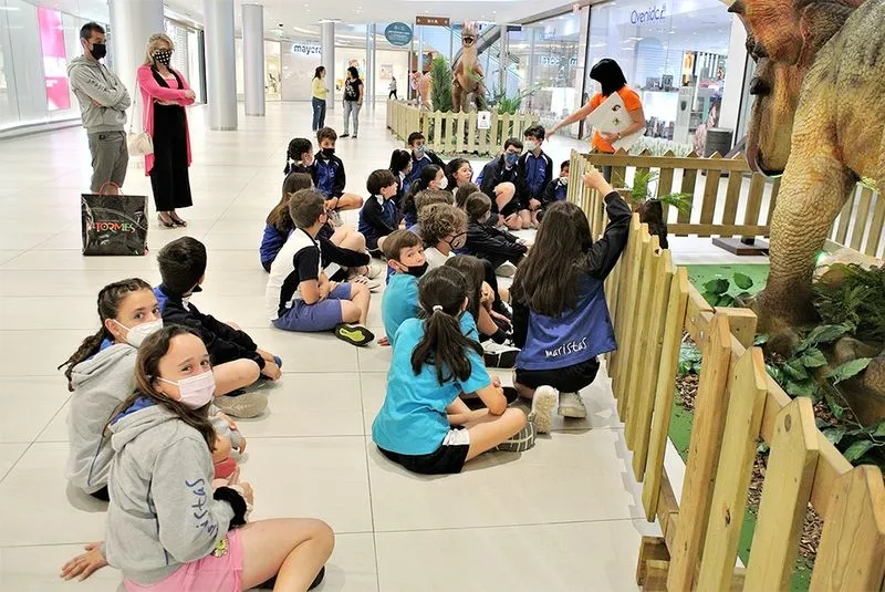 Visita de escolares a la exposición Dinosauria 