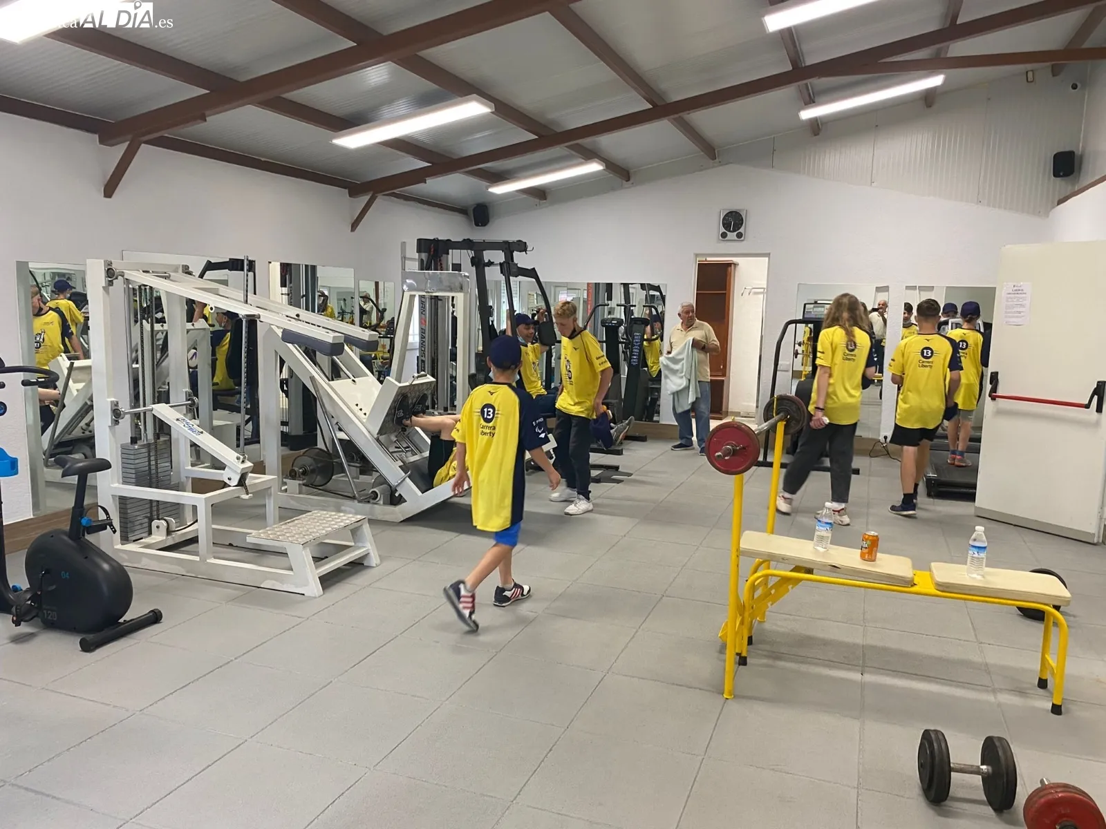 Los niños ucranianos alojados en Armenteros realziaron un paseo en barco por el Duero en Aldeadávila y disfrutaron de las instalaciones deportivas de Barruecopardo 