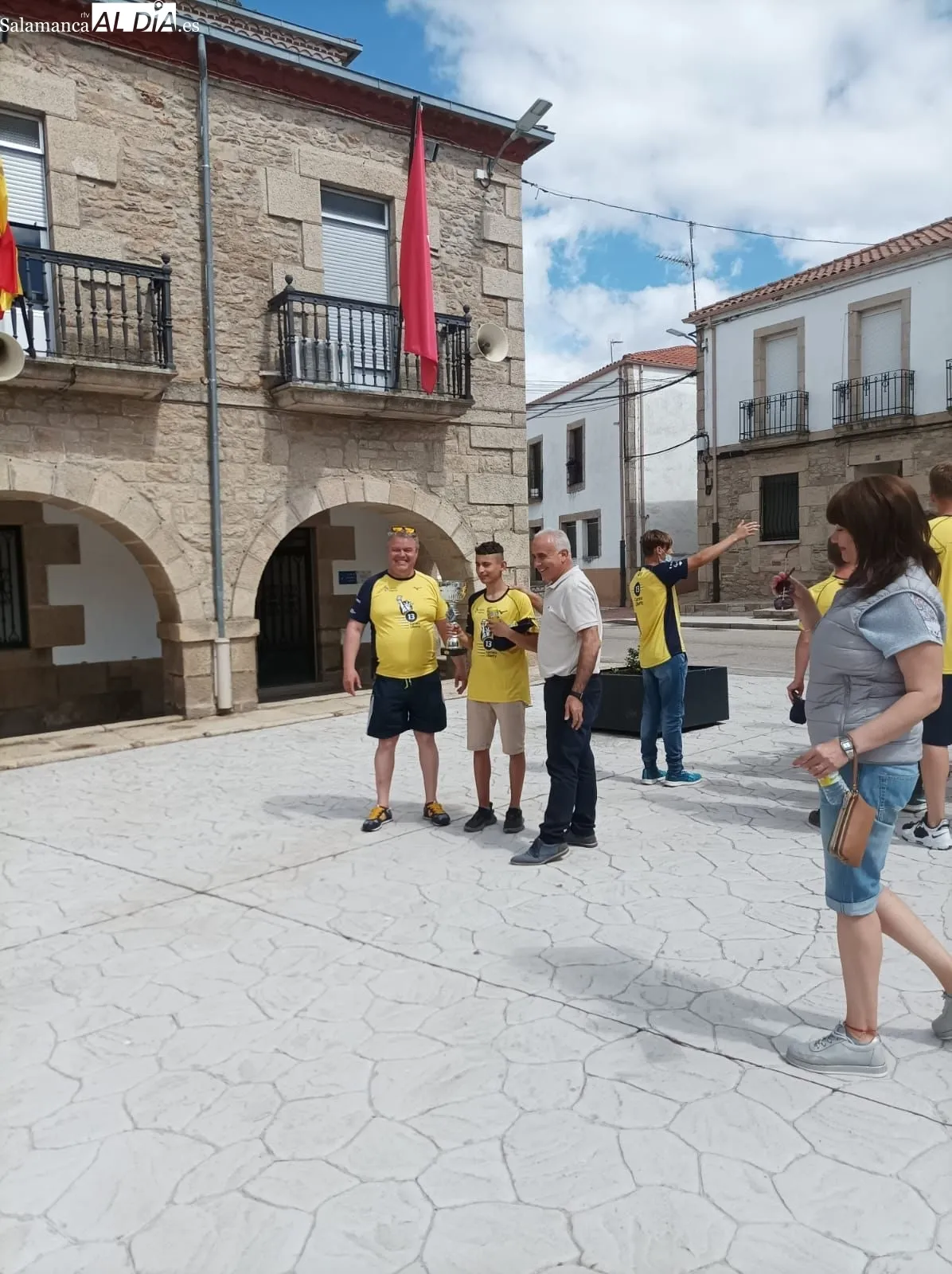 Los niños ucranianos alojados en Armenteros realziaron un paseo en barco por el Duero en Aldeadávila y disfrutaron de las instalaciones deportivas de Barruecopardo 