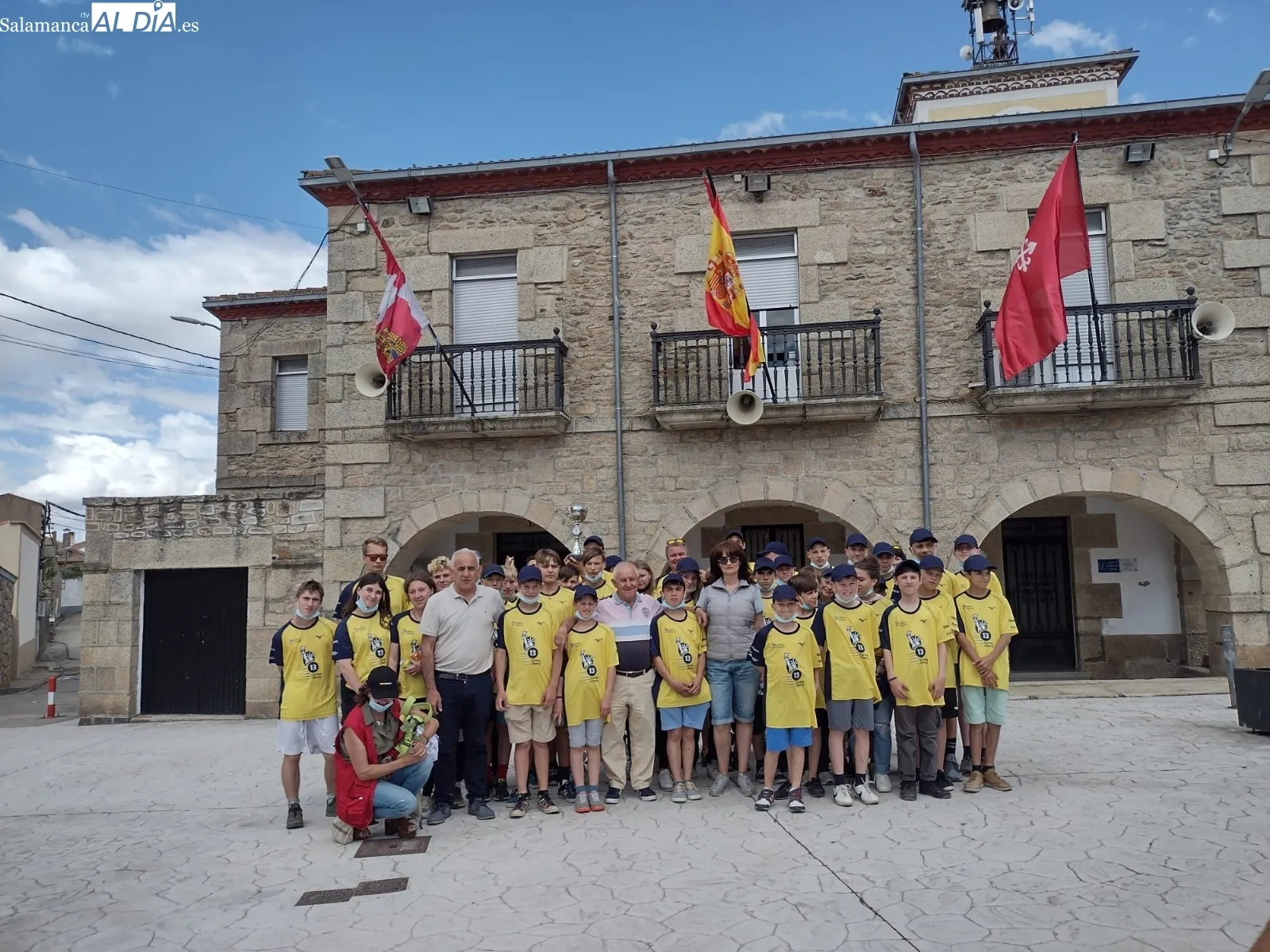 Los niños ucranianos alojados en Armenteros realziaron un paseo en barco por el Duero en Aldeadávila y disfrutaron de las instalaciones deportivas de Barruecopardo 