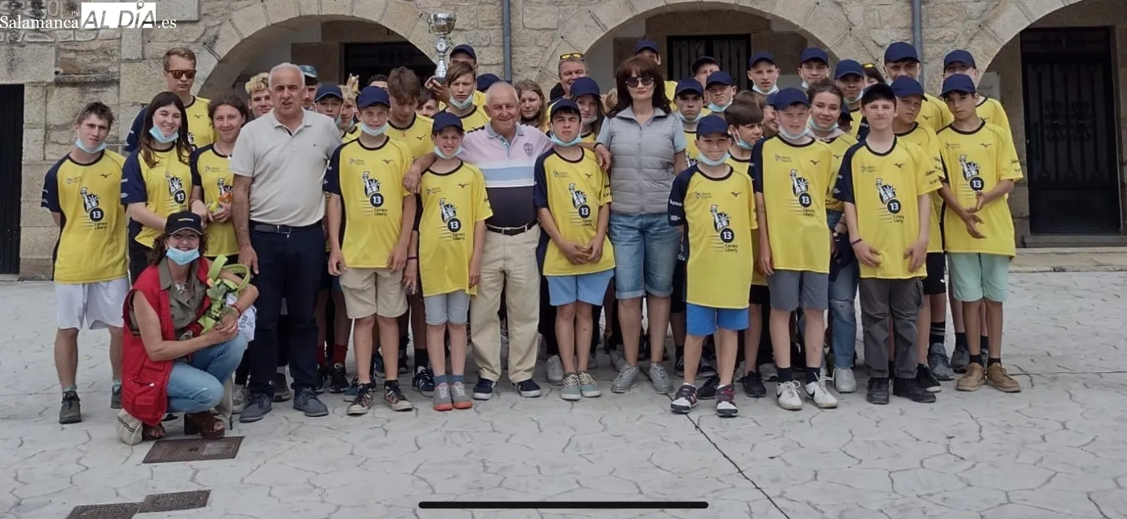 Los niños ucranianos alojados en Armenteros realziaron un paseo en barco por el Duero en Aldeadávila y disfrutaron de las instalaciones deportivas de Barruecopardo 