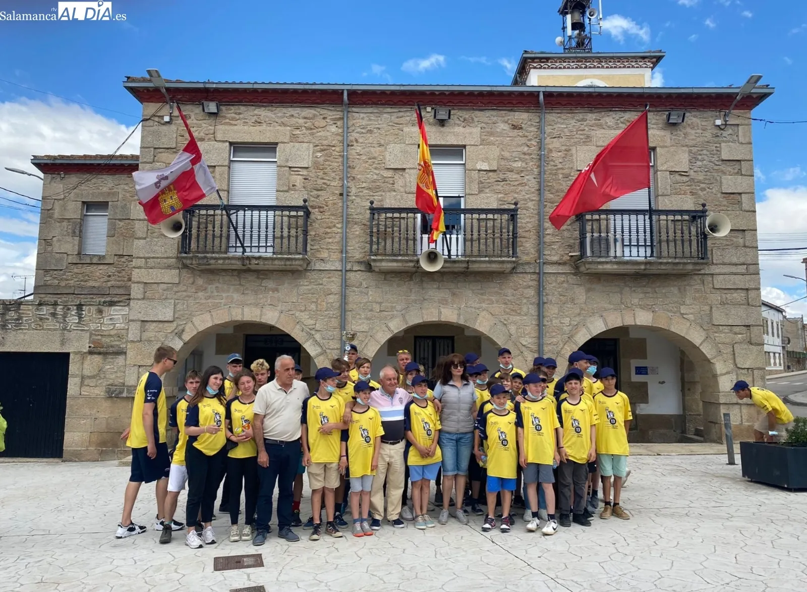 Los niños ucranianos alojados en Armenteros realziaron un paseo en barco por el Duero en Aldeadávila y disfrutaron de las instalaciones deportivas de Barruecopardo 