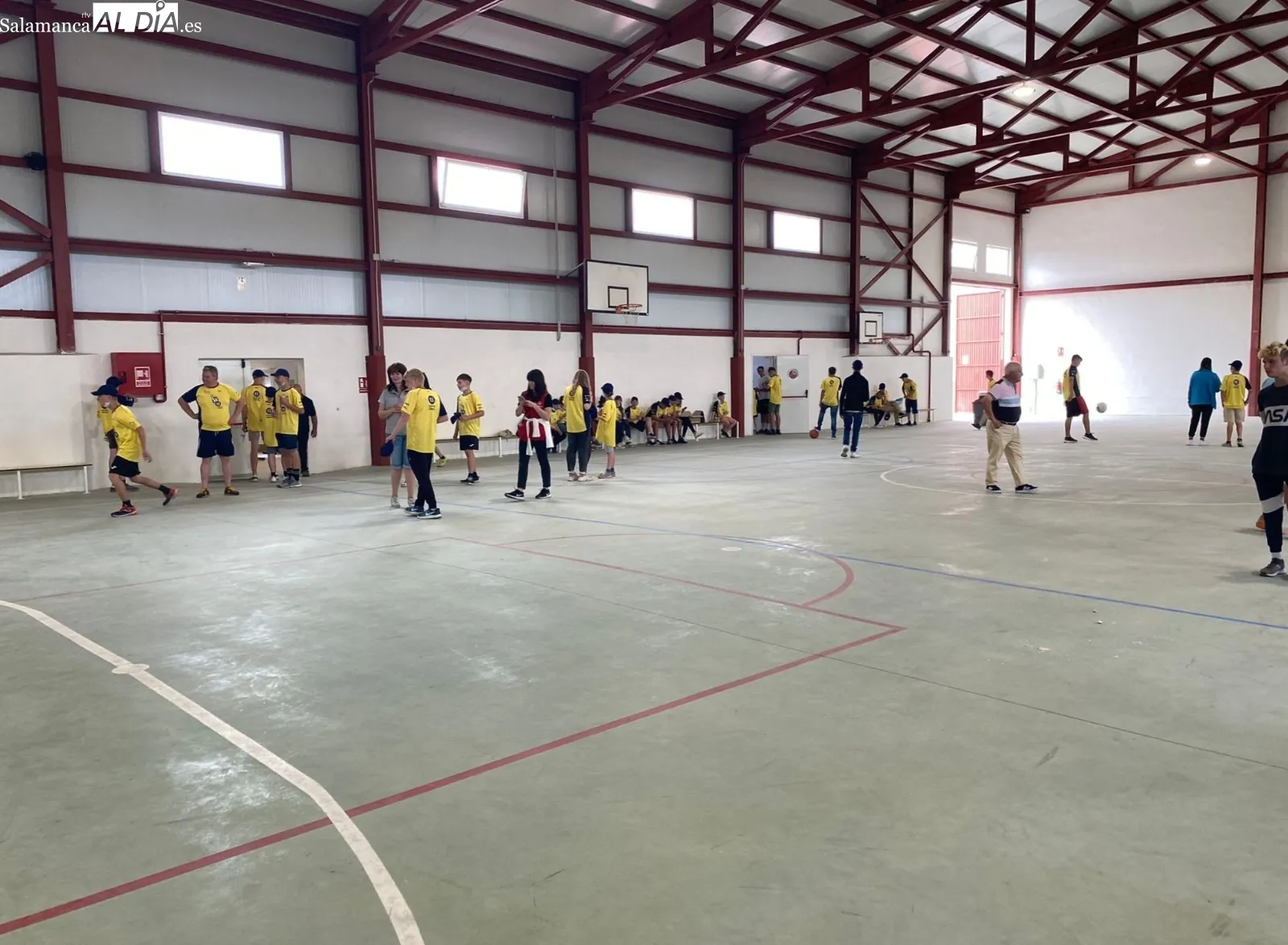 Los niños ucranianos alojados en Armenteros realziaron un paseo en barco por el Duero en Aldeadávila y disfrutaron de las instalaciones deportivas de Barruecopardo 