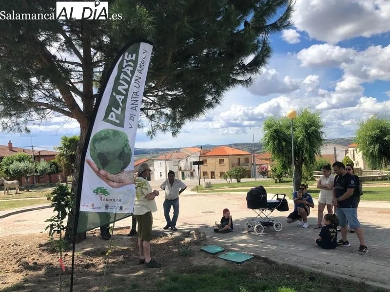 Los más pequeños vivieron con intensidad en Villarino la plantación de 33 frutales