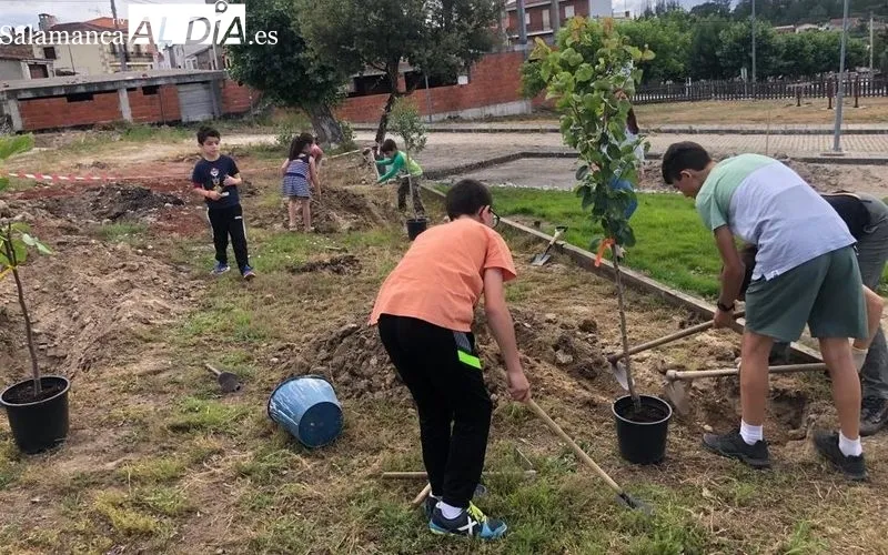 Los más pequeños vivieron con intensidad en Villarino la plantación de 33 frutales