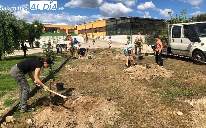 Los más pequeños vivieron con intensidad en Villarino la plantación de 33 frutales