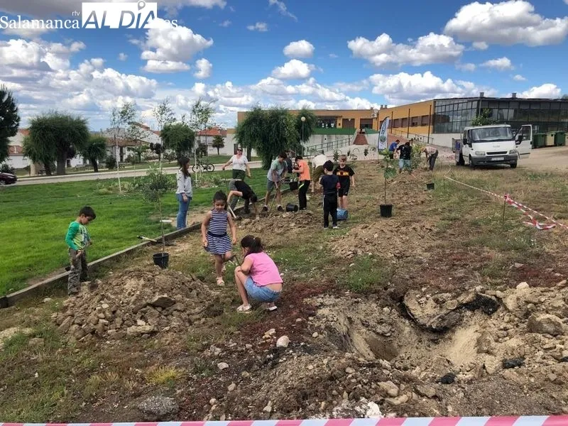 Los más pequeños vivieron con intensidad en Villarino la plantación de 33 frutales