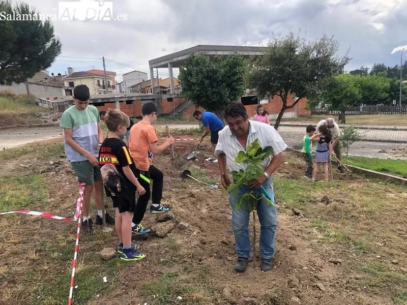 Los más pequeños vivieron con intensidad en Villarino la plantación de 33 frutales