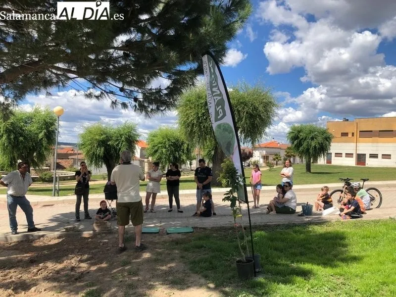 Los más pequeños vivieron con intensidad en Villarino la plantación de 33 frutales