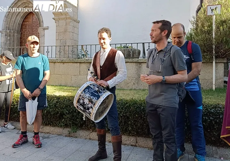 Foto 5 - M&aacute;s de un centenar de bejaranos celebran la Romer&iacute;a de la Pe&ntilde;a de la Cruz