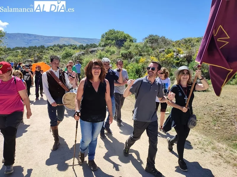 Foto 13 - M&aacute;s de un centenar de bejaranos celebran la Romer&iacute;a de la Pe&ntilde;a de la Cruz
