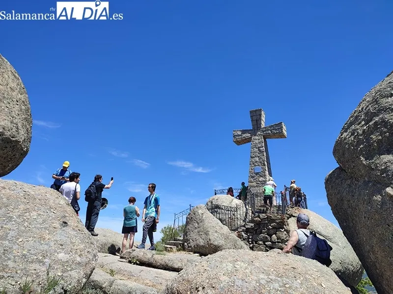 Foto 11 - M&aacute;s de un centenar de bejaranos celebran la Romer&iacute;a de la Pe&ntilde;a de la Cruz