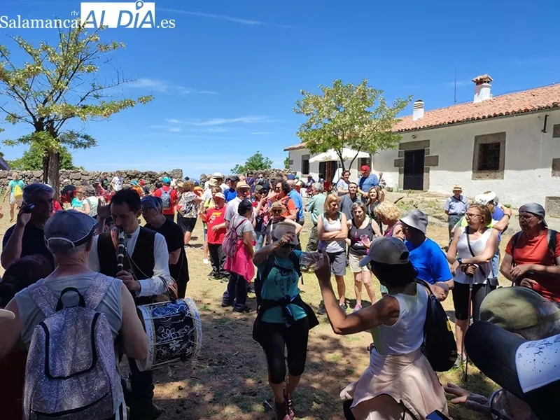 Foto 9 - M&aacute;s de un centenar de bejaranos celebran la Romer&iacute;a de la Pe&ntilde;a de la Cruz