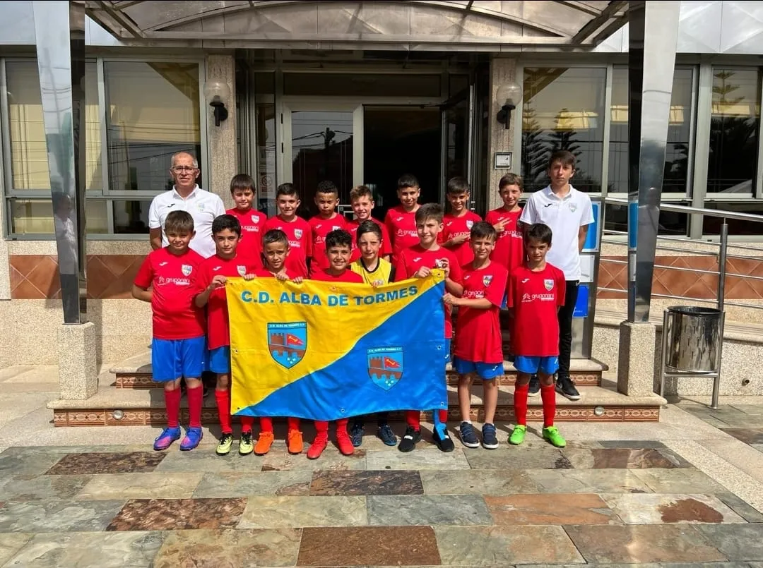 Foto 3 - El Alba de Tormes CF ya est&aacute; en Ribadumia para la disputa del torneo