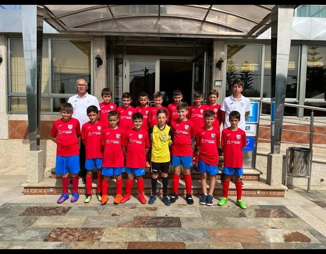 Foto 2 - El Alba de Tormes CF ya est&aacute; en Ribadumia para la disputa del torneo