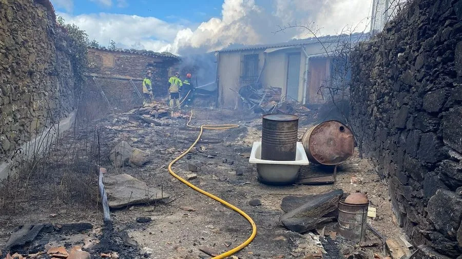 Foto 2 - Bomberos mirobrigenses participan en la extinci&oacute;n del incendio de la Sierra de la Culebra