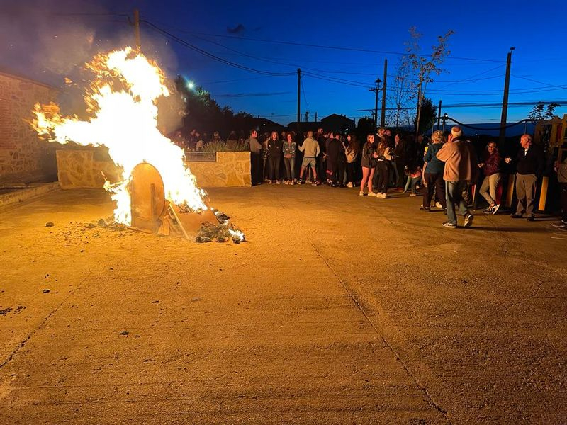 Foto 1 - Galinduste celebra con fuego la festividad de San Juan