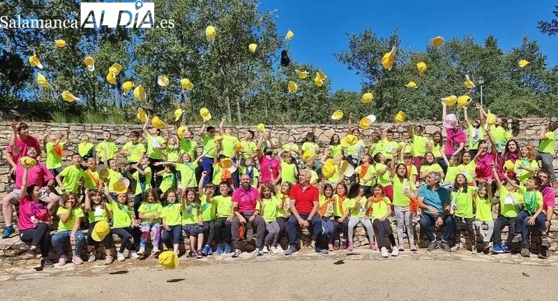 Visita de Jesús María Ortiz al campamento de La Legoriza en San Martín del Castañar 