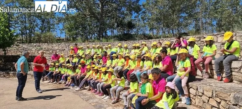 Visita de Jesús María Ortiz al campamento de La Legoriza en San Martín del Castañar 