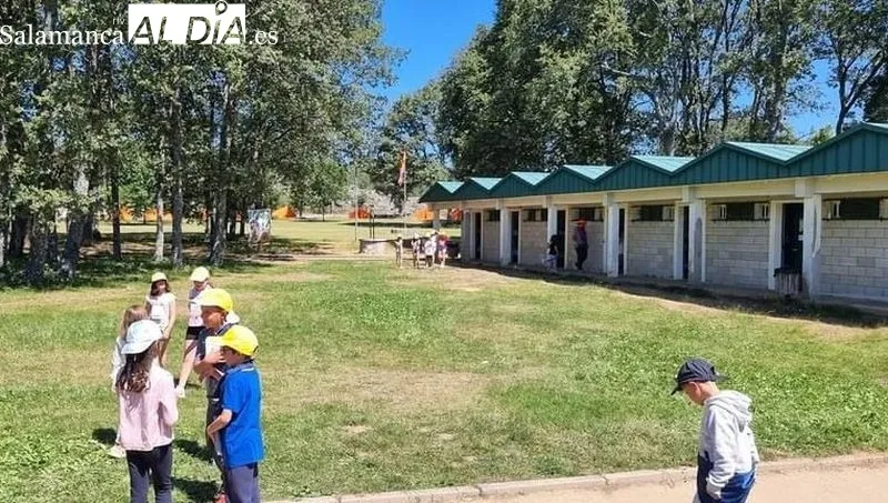 Visita de Jesús María Ortiz al campamento de La Legoriza en San Martín del Castañar 