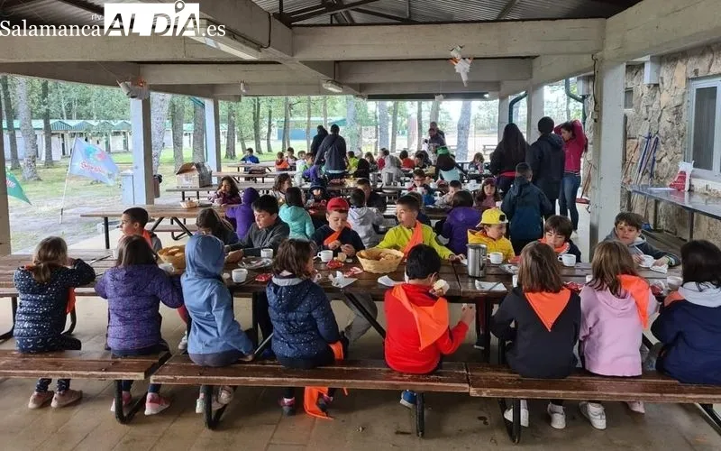 Visita de Jesús María Ortiz al campamento de La Legoriza en San Martín del Castañar 