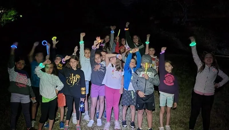 Los niños que participan en el campamento de Aldeaduero,i en Saucelle, recibían este martes la visita del diputado de Deportes, Jesús María Ortiz