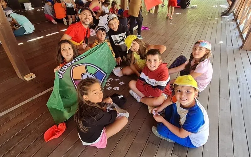 Los niños que participan en el campamento de Aldeaduero,i en Saucelle, recibían este martes la visita del diputado de Deportes, Jesús María Ortiz