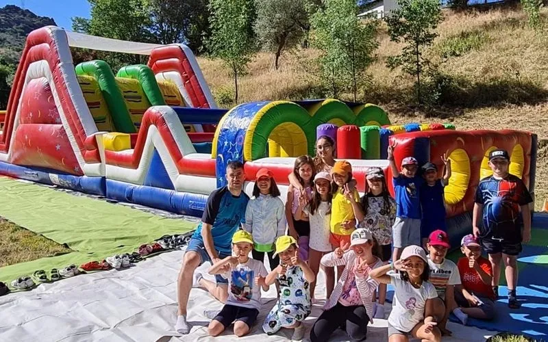 Los niños que participan en el campamento de Aldeaduero,i en Saucelle, recibían este martes la visita del diputado de Deportes, Jesús María Ortiz