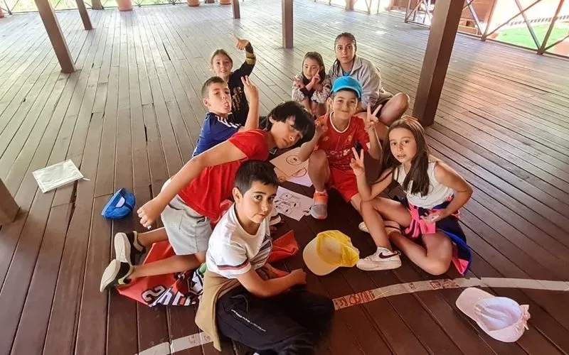 Los niños que participan en el campamento de Aldeaduero,i en Saucelle, recibían este martes la visita del diputado de Deportes, Jesús María Ortiz