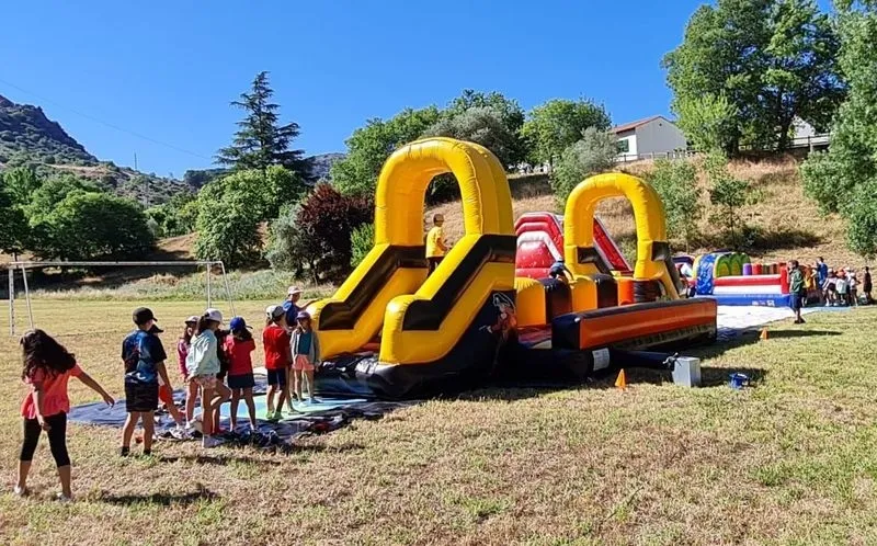 Los niños que participan en el campamento de Aldeaduero,i en Saucelle, recibían este martes la visita del diputado de Deportes, Jesús María Ortiz