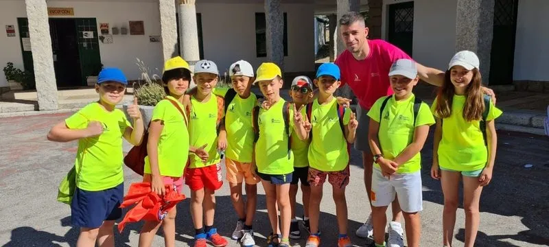 Los niños que participan en el campamento de Aldeaduero,i en Saucelle, recibían este martes la visita del diputado de Deportes, Jesús María Ortiz