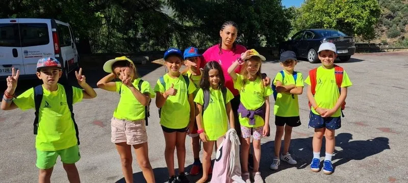 Los niños que participan en el campamento de Aldeaduero,i en Saucelle, recibían este martes la visita del diputado de Deportes, Jesús María Ortiz