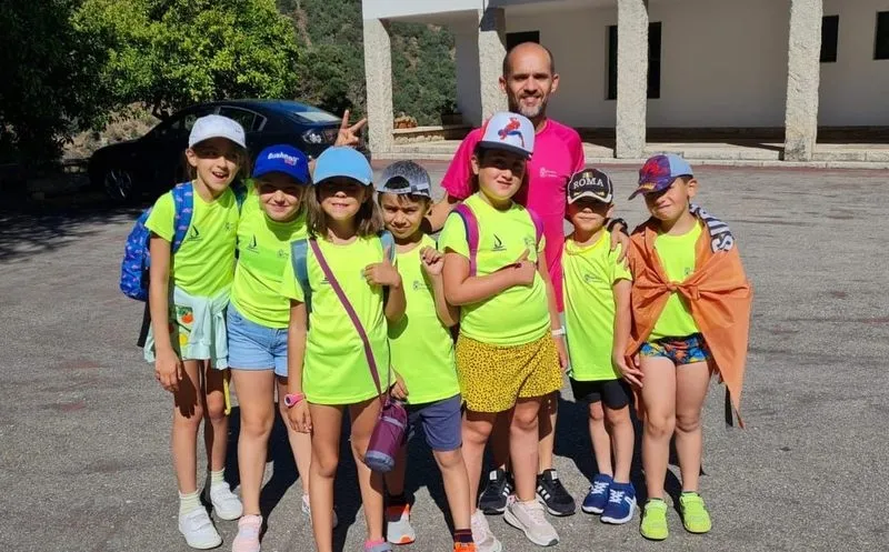 Los niños que participan en el campamento de Aldeaduero,i en Saucelle, recibían este martes la visita del diputado de Deportes, Jesús María Ortiz