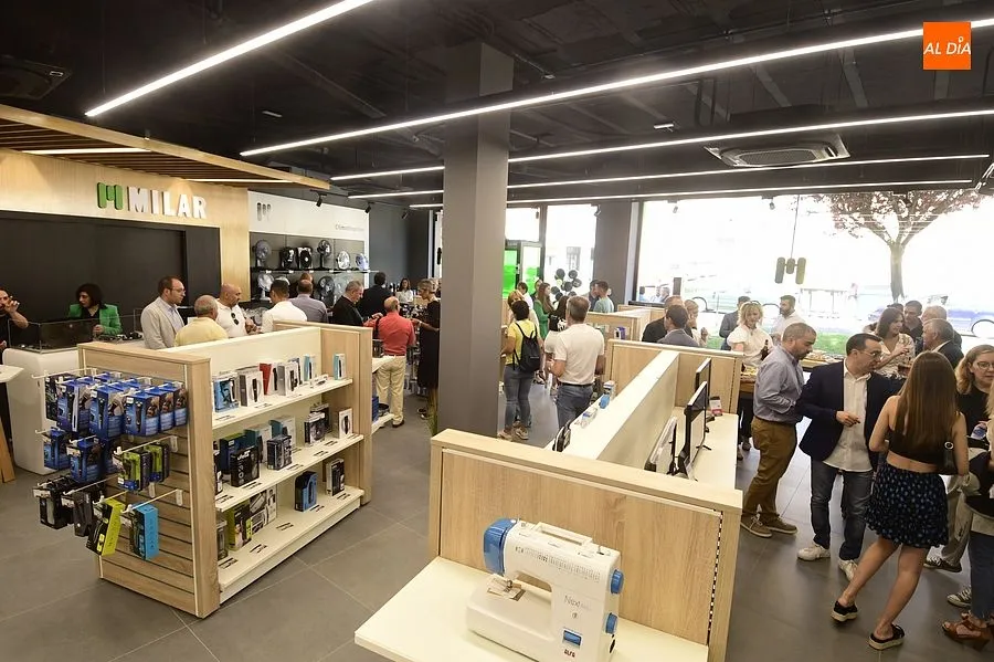 Momento de la inauguración de las tiendas Milar y Phone Hause/ Rep. Gráfico: Adrián M. Pastor